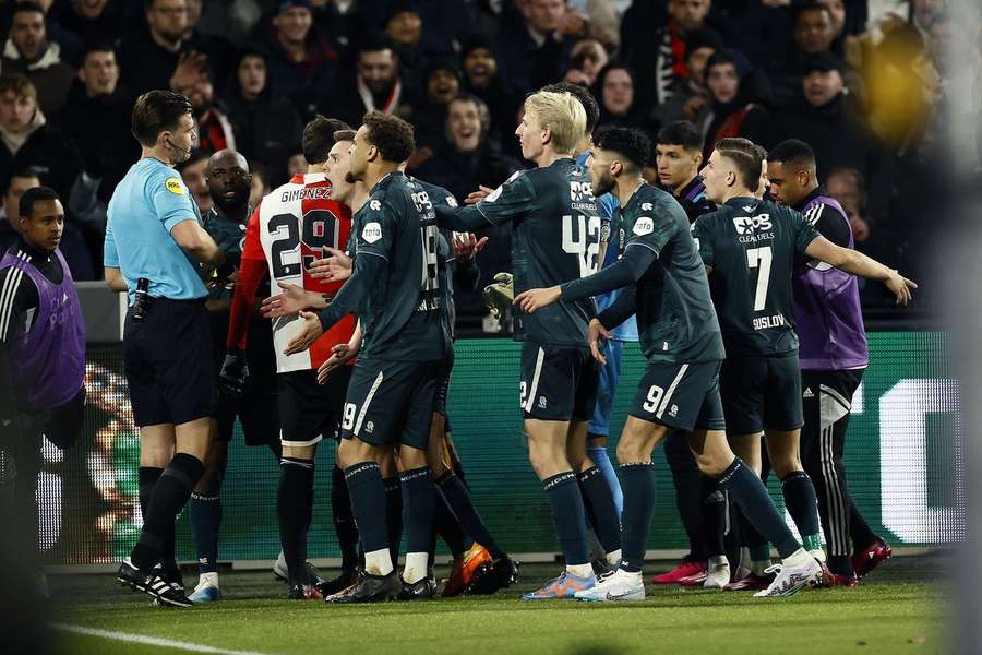 Feyenoord pas vlak voor tijd langs tien strijders van FC Groningen