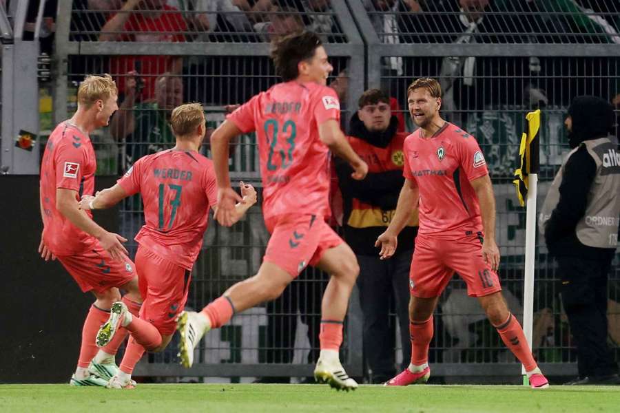 Füllkrug (r.) feiert an der Eckfahne des BVB