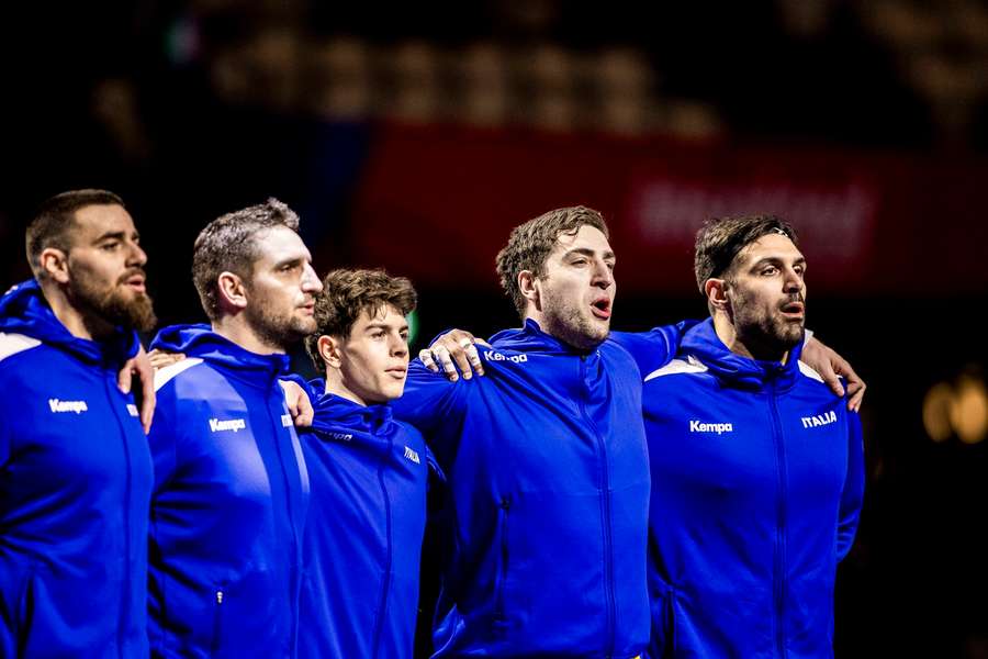 Die italienischen Handballer bei ihrer Hymne