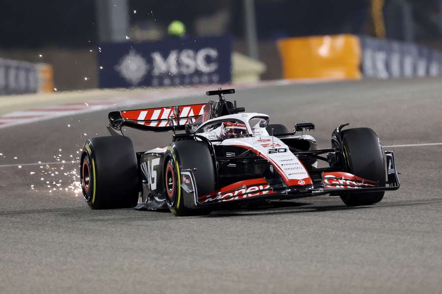 Kevin Magnussen bremser op under kvalifikationen til sæsonens første F1 i Bahrain