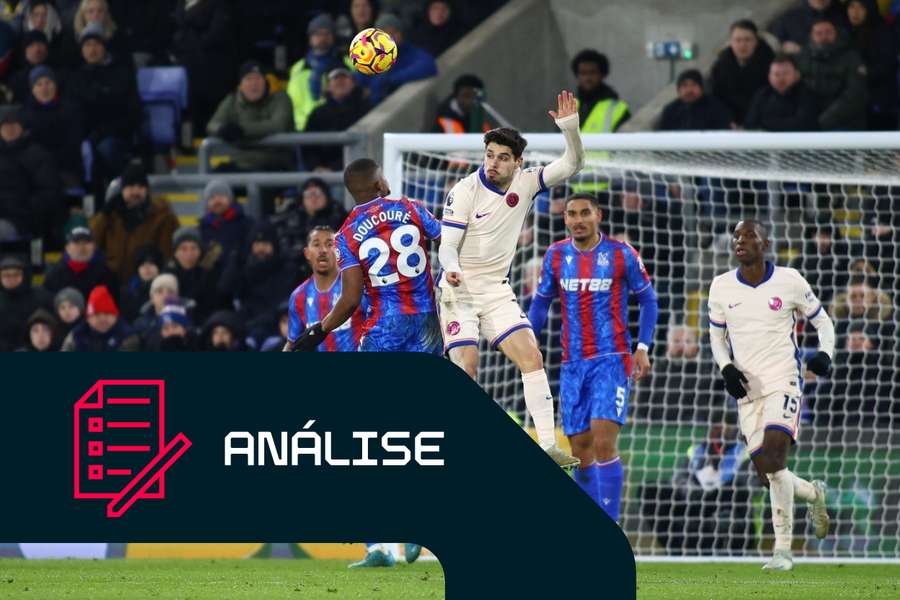 Cheick Doucoure, do Crystal Palace, e Pedro Neto, do Chelsea, disputam a bola