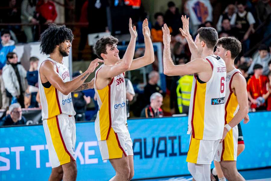 Izan Almansa, Hugo González, Xabi López-Arostegui y Mario Saint-Supery celebran la victoria de España ante Bélgica
