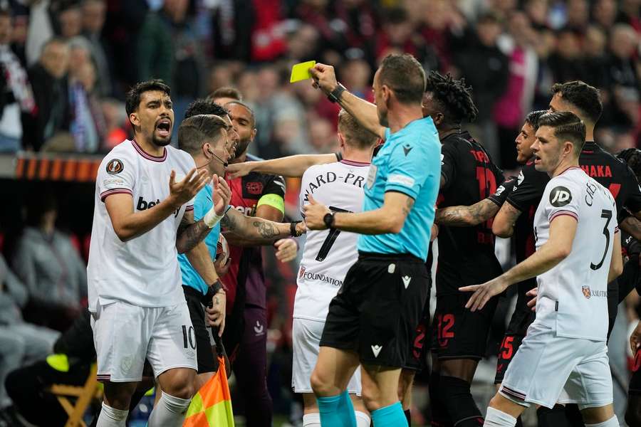 Lucas Paqueta vede cartonașul galben din partea arbitrului Artur Dias