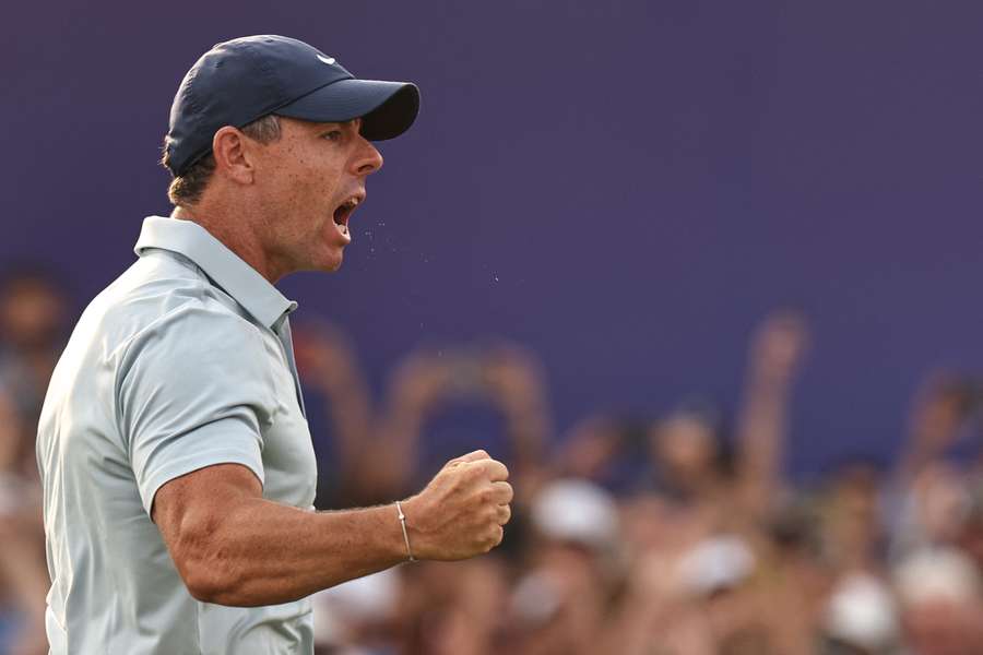 McIlroy celebra su putt de eagle en el hoyo 18... luego llegaría la decepción McIlroy celebra su putt de eagle en el hoyo 18... luego llegaría la decepción