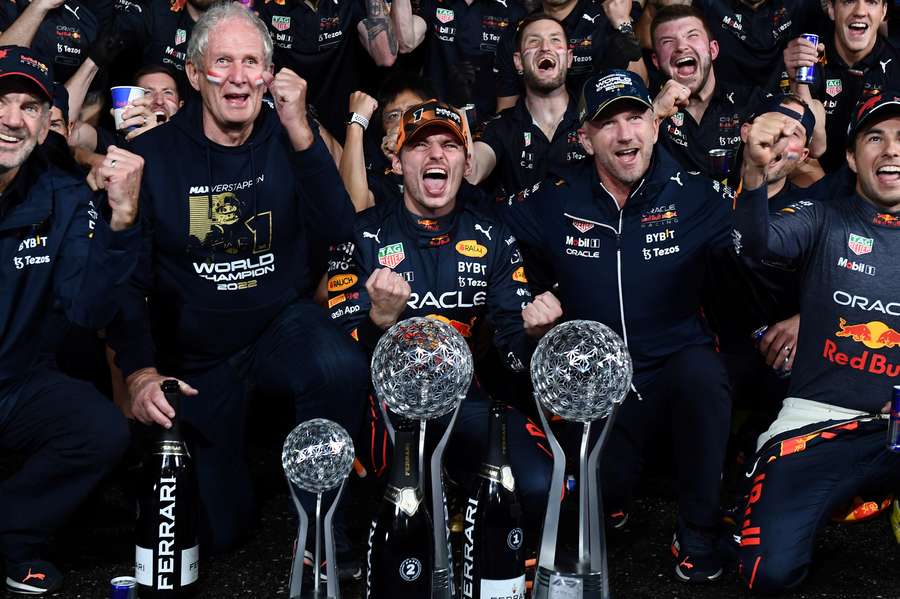 Verstappen celebra su segundo título de campeón junto con su equipo, Red Bull.