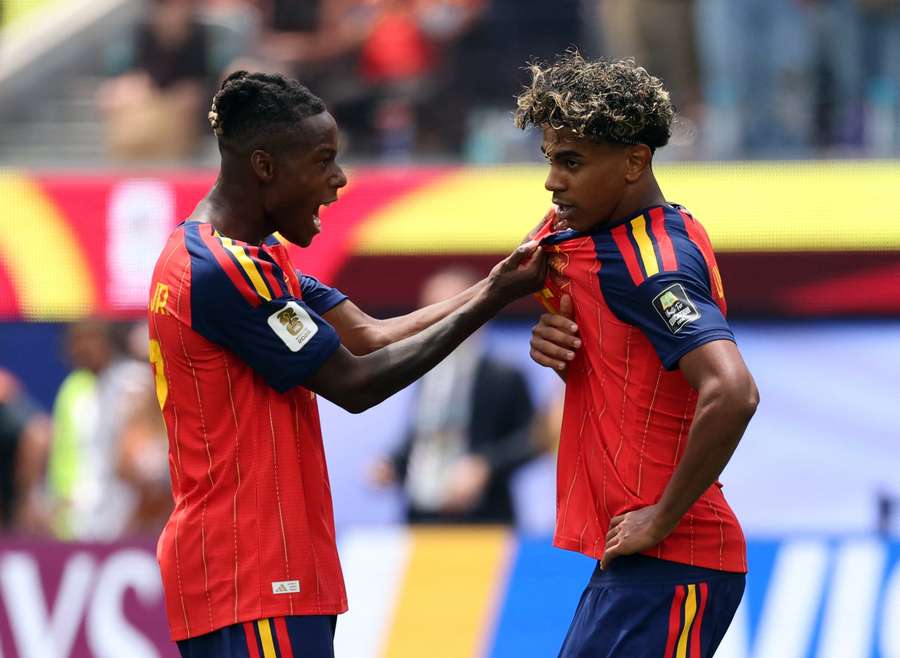 Lamine Yamal et Nico Williams célèbrent la qualification de l'Espagne en demi-finale de la Coupe du monde Lamine Yamal et Nico Williams célèbrent la qualification de l'Espagne en demi-finale de la Coupe du monde