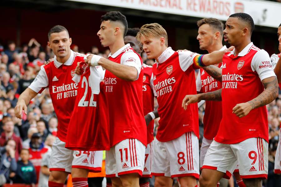 Arsenal goleia lanterna por 5 a 0 e retoma liderança do Inglês