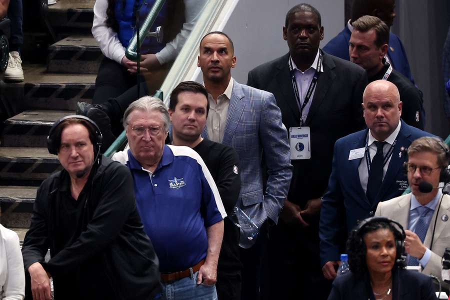 Harrison, cuarto por la izquierda empezando desde abajo, viendo escondido el partido contra los Lakers en Dallas