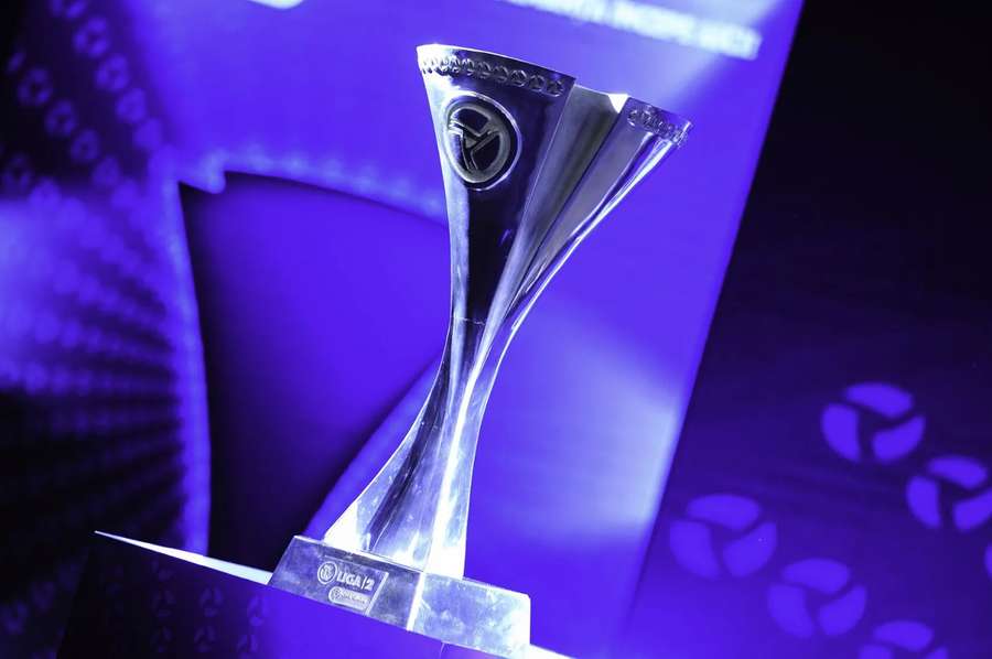 Trofeul acordat câștigătoarei Ligii 2