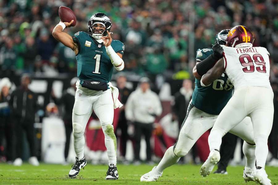 Jalen Hurts shakes off scare to lead Eagles to 26-18 win over Commanders |  Flashscore.com