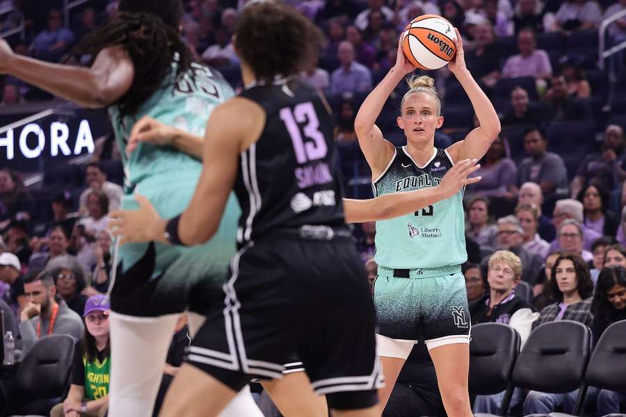 Leonie Fiebich bei einem Dreierversuch für New York Liberty gegen die Golden State Valkyries.