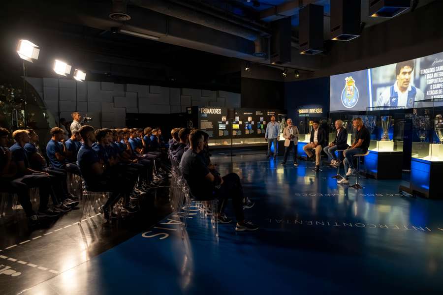 João Pinto, Rui Barros, Paulinho Santos e Lucho González falaram ao plantel
