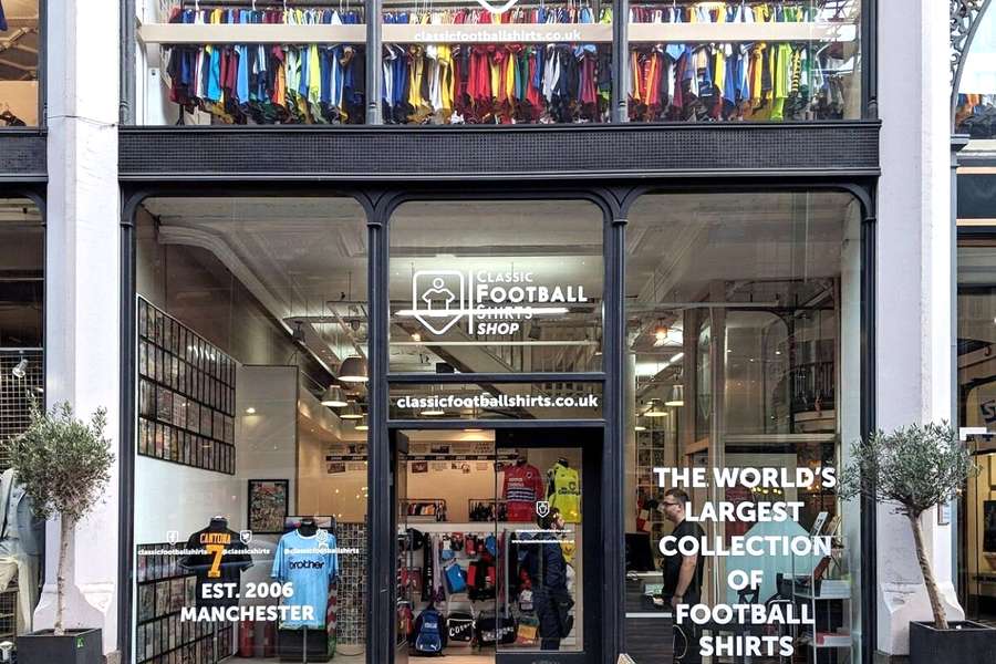 Loja da "maior coleção de camisolas de futebol do mundo", em Manchester