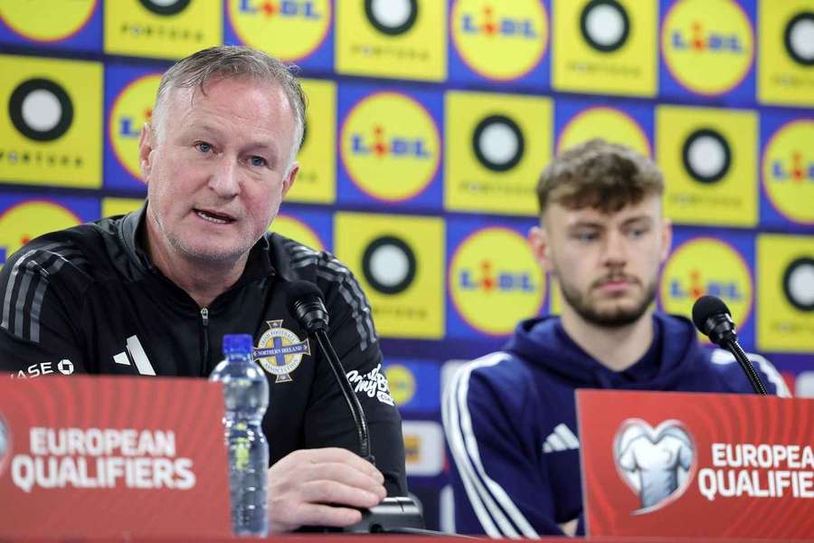 Michael O'Neill na tlačovej konferencii. Michael O'Neill na tlačovej konferencii.