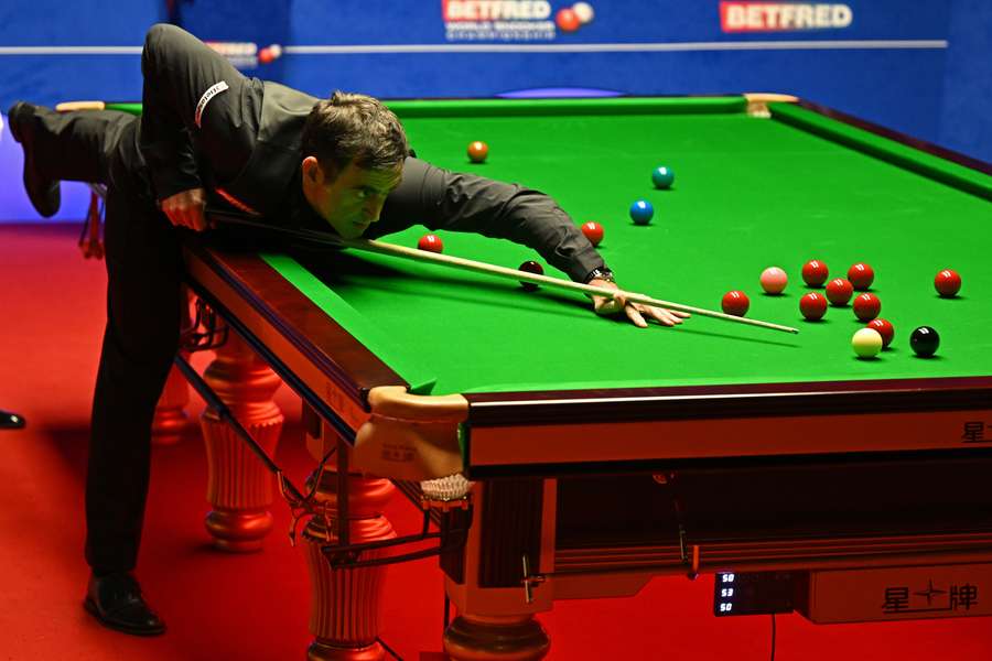 Ronnie O'Sullivan tijdens de finale van het 2022 Snooker Wereldkampioenschap