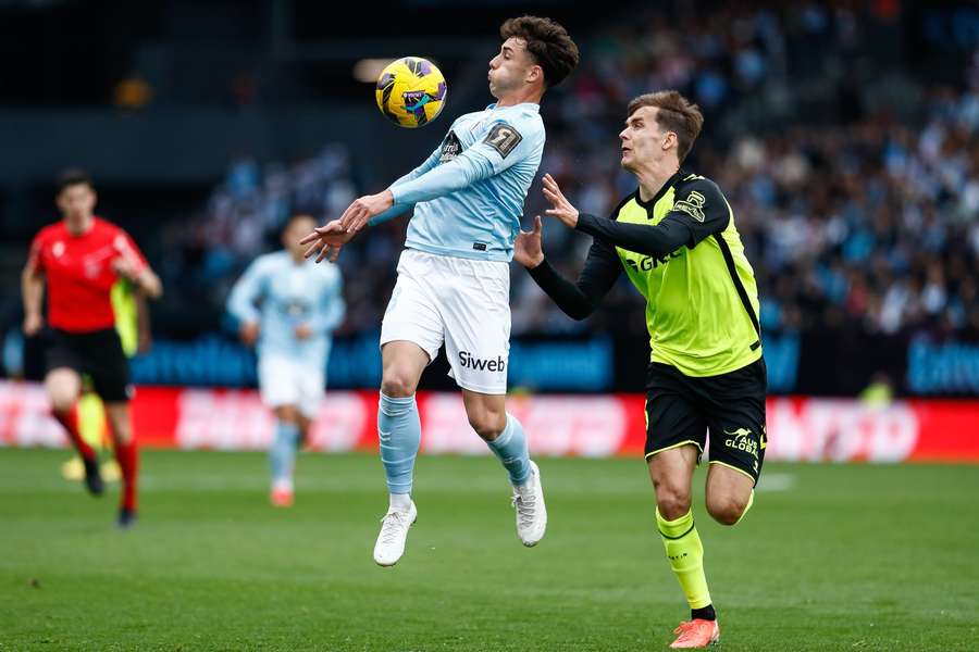 El Celta, con el logo de 'La Revuelta' en el lateral.