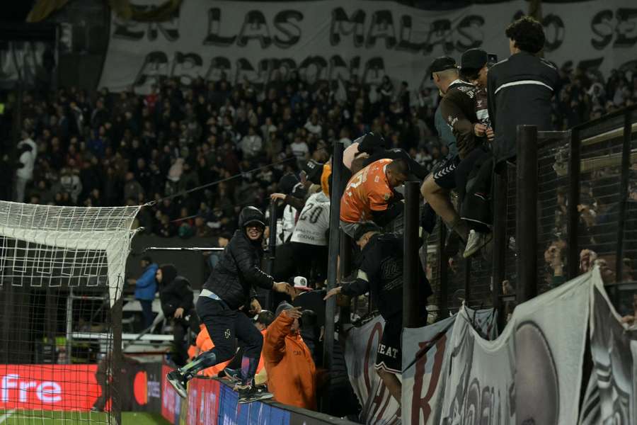 Torcedores pularam facilmente o alambrado do estádio