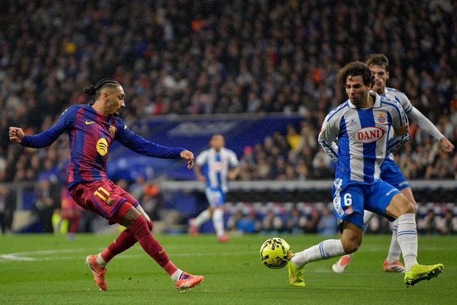 Raphinha au duel avec Leandro Cabrera lors d’Espanyol – FC Barcelone au RCDE Stadium, le 3 janvier 2026