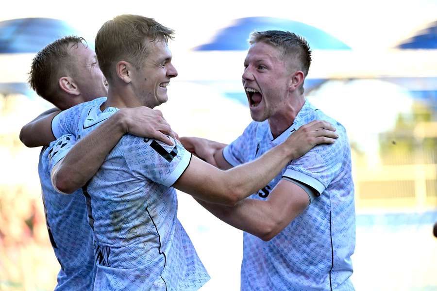 Denis Višinský přijímá gratulace k hattricku.