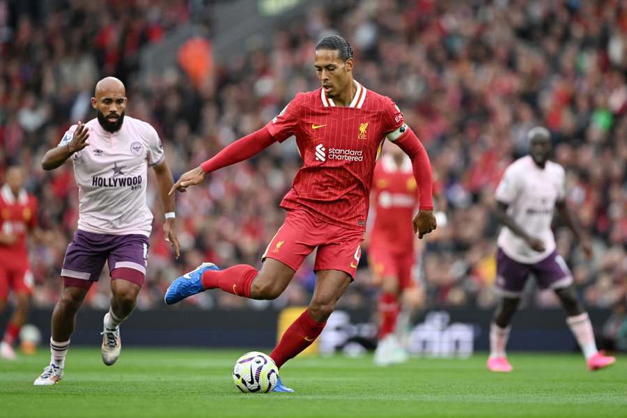 Van Dijk durante la partita contro il Brentford