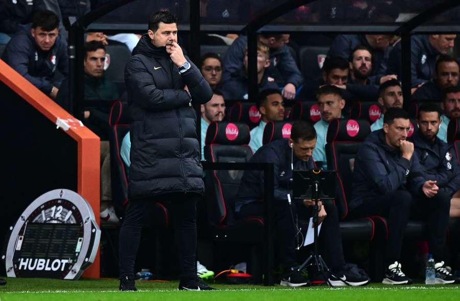 Mauricio Pochettino kijkt toe hoe zijn team weer punten verliest