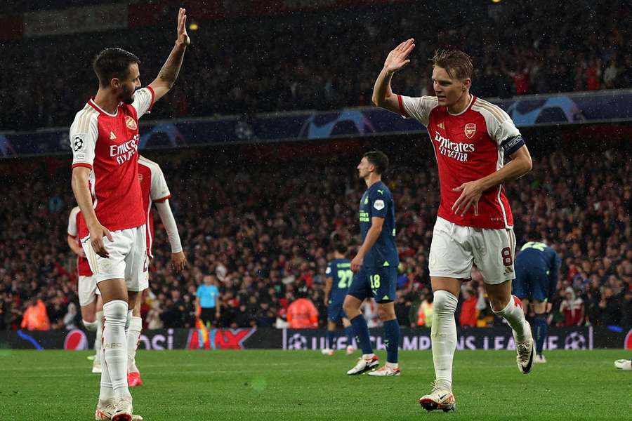 Martin Ødegaard comemora o golo que deu ao Arsenal uma vantagem de 4-0 sobre o PSV