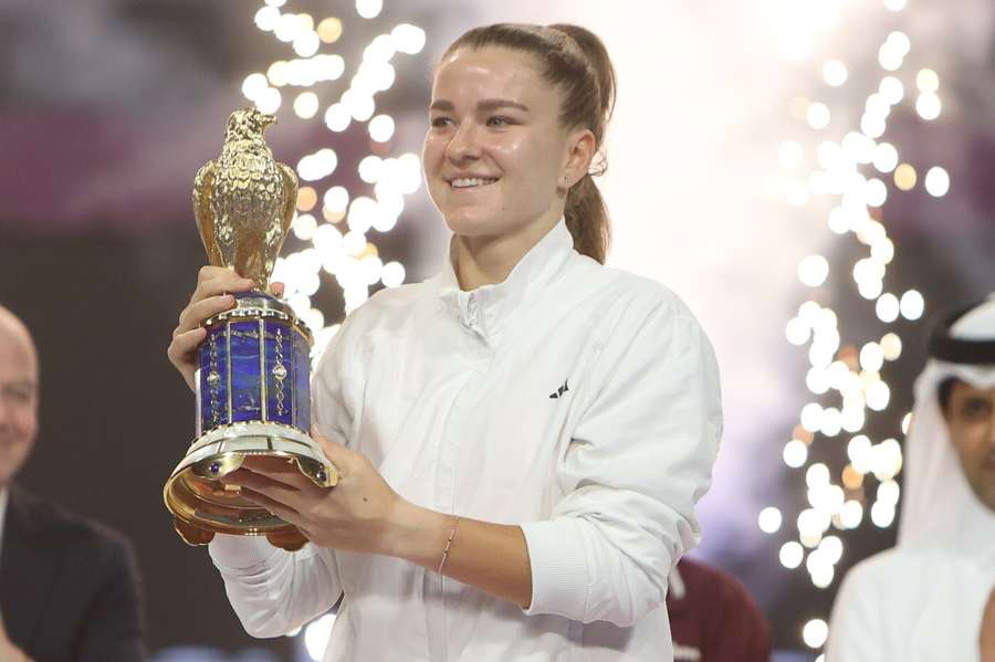 Karolína Muchová s trofejí za triumf v Dauhá.