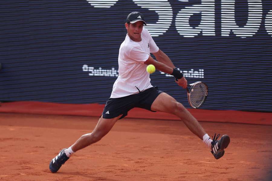 Jódar golpea con su revés a dos manos ante Fils