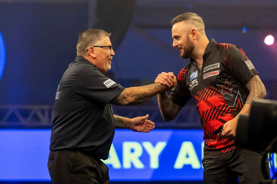 Gary Anderson dispatched Joe Cullen 3-0