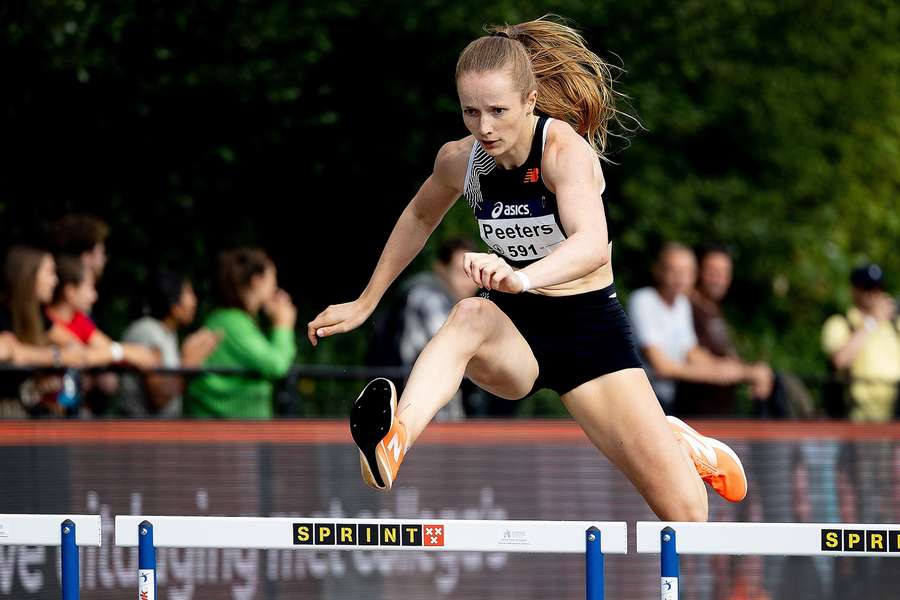 Cathelijn Peeters tijdens de finale 400 meter horde op de tweede dag van het NK atletiek