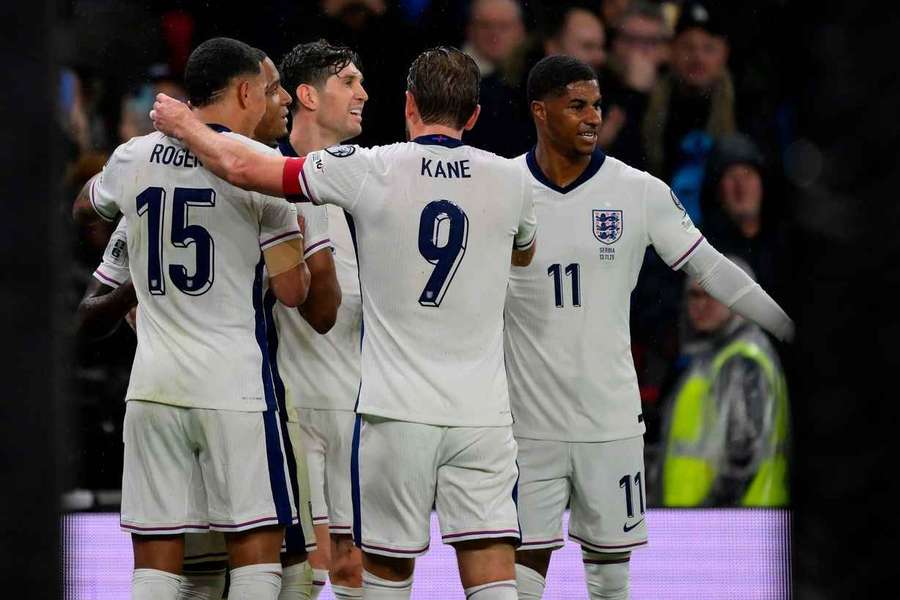 Jogadores ingleses celebram golo de Saka