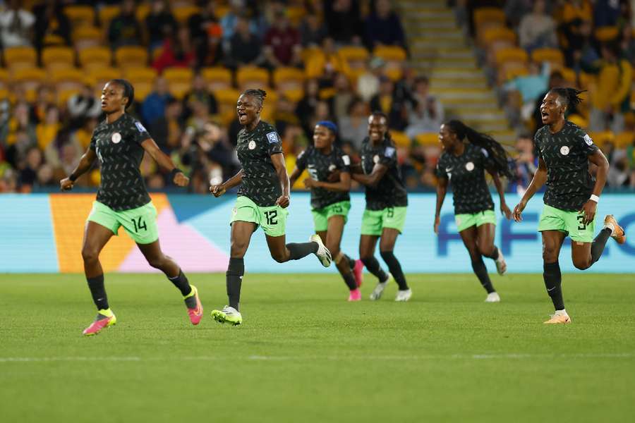 Uchenna Kanu festeggia dopo il primo gol della Nigeria