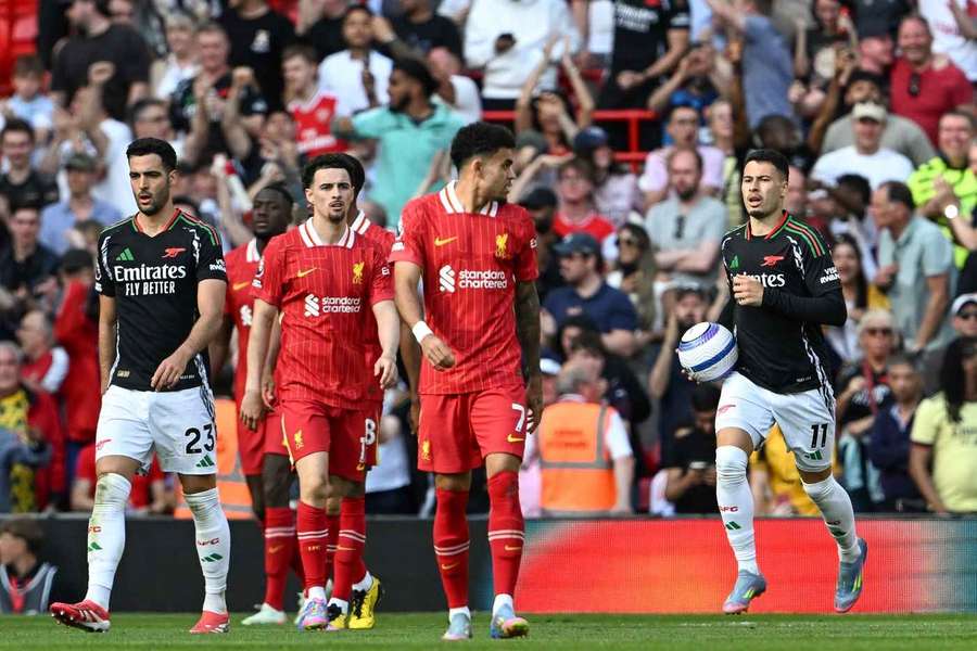 Gabriel Martinelli (R) scores for Arsenal