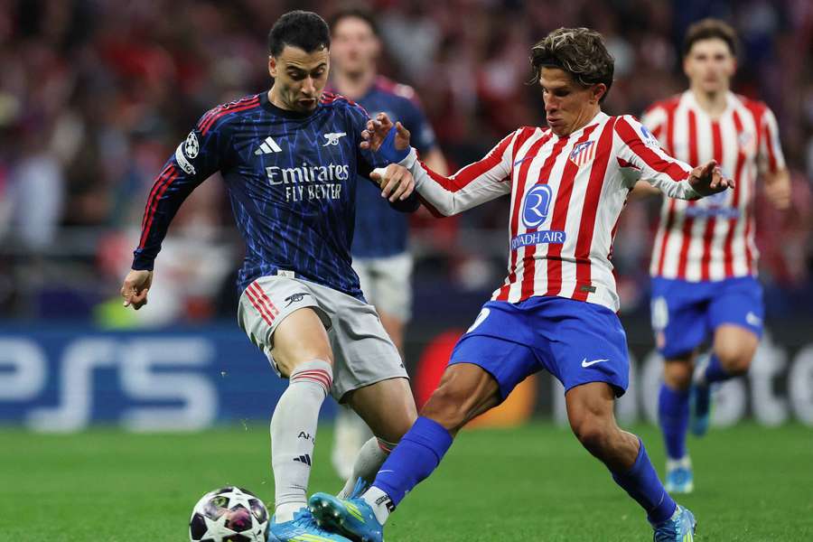 Gabriel Martinelli contre Giuliano Simeone lors de la 1/2 finale de Ligue des champions. Gabriel Martinelli contre Giuliano Simeone lors de la 1/2 finale de Ligue des champions.