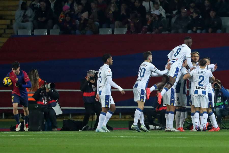 Los jugadores del Leganés celebran el gol que les dio la victoria en Montjuïc