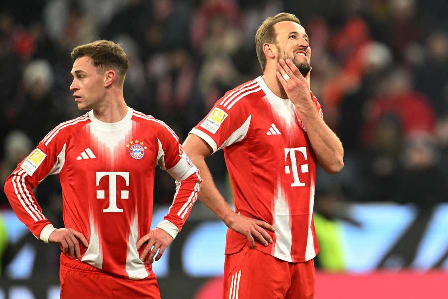 Kimmich (l.) und Kane (r.) nach der Niederlage gegen den FCA Kimmich (l.) und Kane (r.) nach der Niederlage gegen den FCA