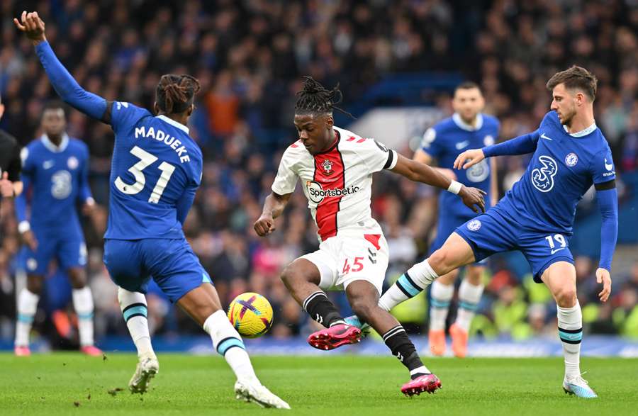 Southampton's Romeo Lavia vies with Chelsea's Noni Madueke and Mason Mount