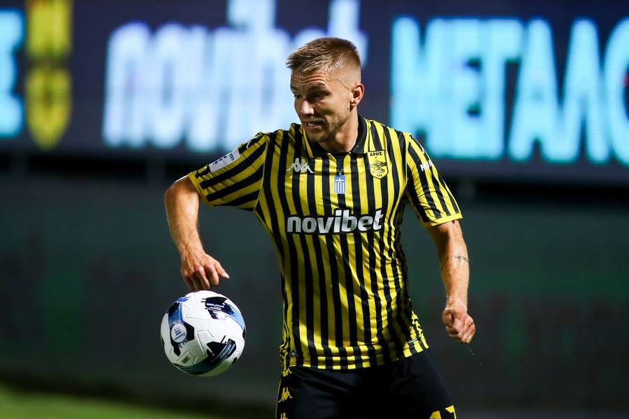 Obránce Martin Frýdek v dresu Arisu Soluň.