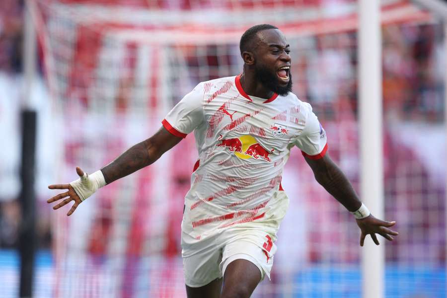 Lutsharel Geertruida viert zijn eerste doelpunt voor RB Leipzig