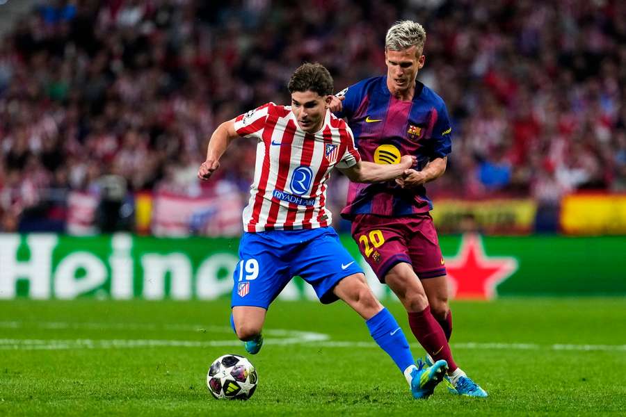 Julian Alvarez, în duel cu Dani Olmo, în timpul unui duel Barcelona - Atletico Madrid din sezonul 2025/2026 Julian Alvarez, în duel cu Dani Olmo, în timpul unui duel Barcelona - Atletico Madrid din sezonul 2025/2026