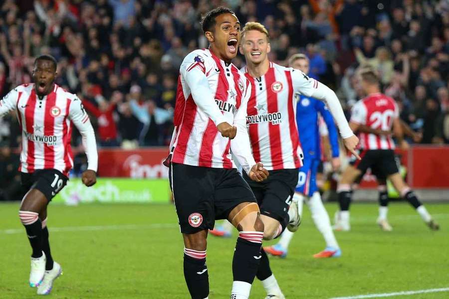 Fábio Carvalho festeja pelo Brentford