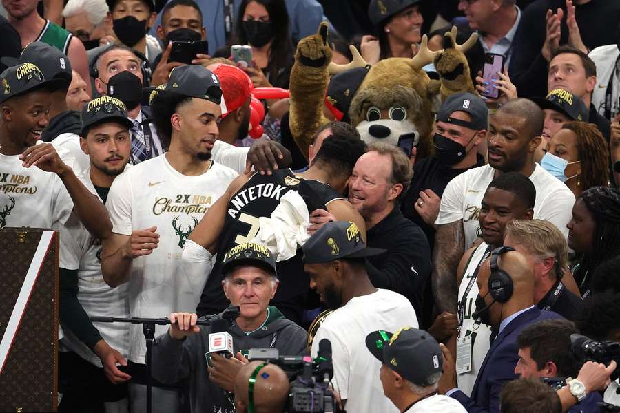 Giannis Antetokounmpo omhelst Mike Budenholzer na het winnen van de 2021 NBA Finals
