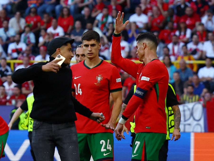 Ronaldo reagisce quando un invasore di campo cerca di scattare una foto