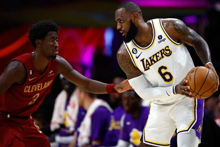 Koszykarze Cleveland Cavaliers pokonali na wyjeździe Los Angeles Lakers 114:100 w niedzielnej serii spotkań ligi NBA