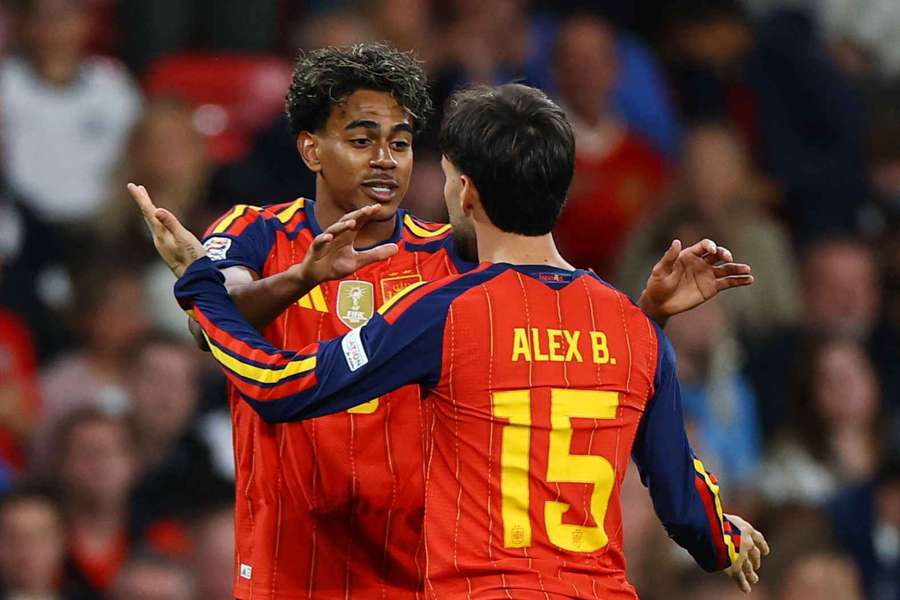 Lamine Yamal e Baena marcaram em Inglaterra 2x3 Espanha