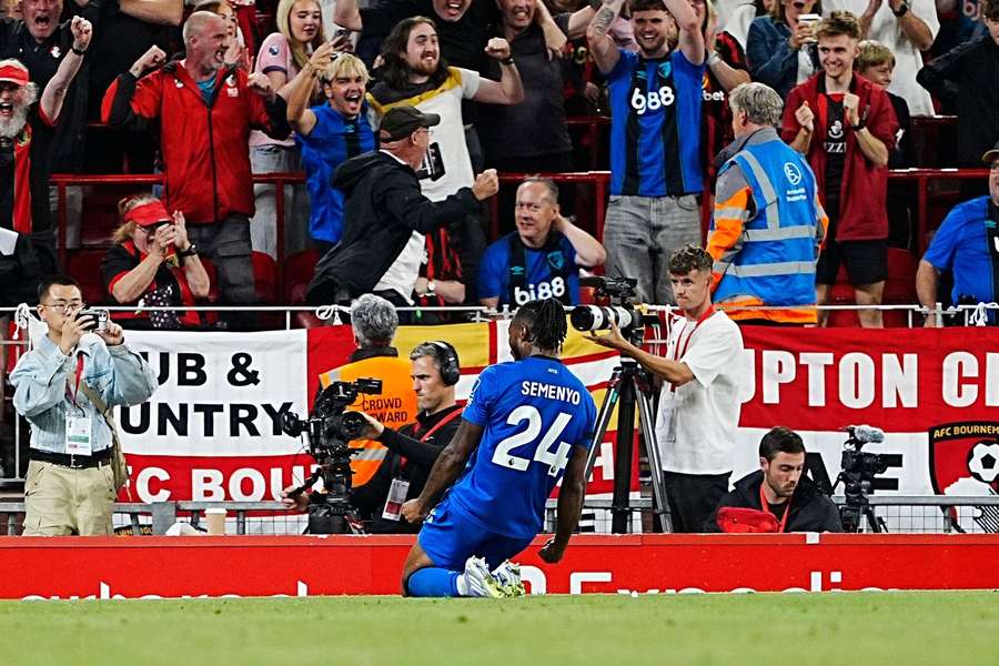 Semenyo bisou pelo Bournemouth diante do Liverpool