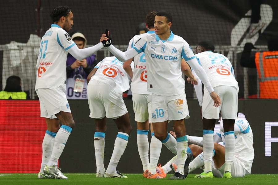 L’attaquant anglais de Marseille Mason Greenwood est félicité par son coéquipier Pierre-Emerick Aubameyang lors du match de Ligue 1 entre Nice et l’OM, le 21 novembre 2025 à l’Allianz Riviera