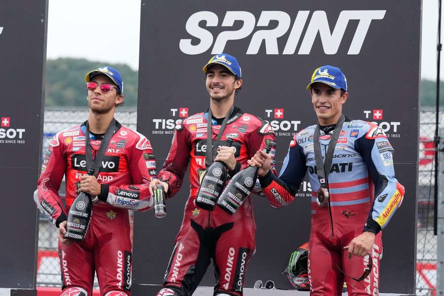 Enea Bastianini (L), Francesco Bagnaia en Marc Marquez (R) na de sprintrace