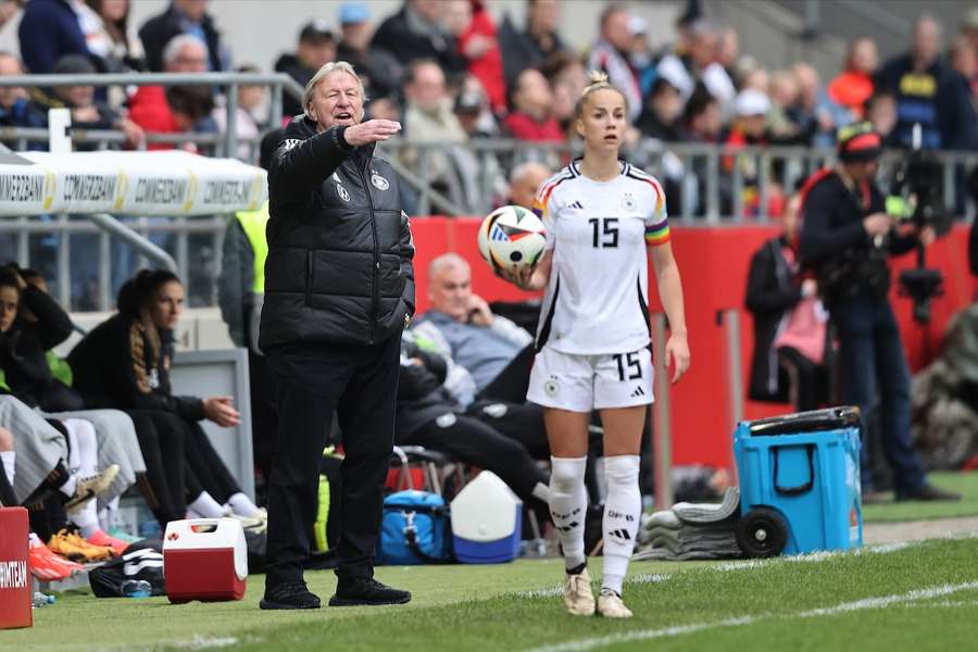 Horst Hrubesch und Giulia Gwinn haben sich nach dem DFB-Erfolg gegen Island geäußert.