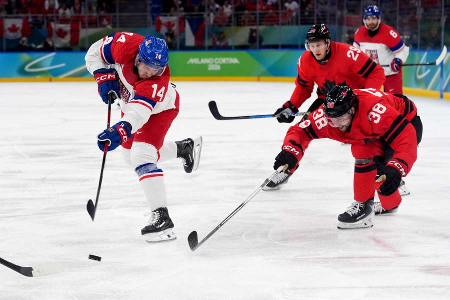 Chlapík v zápase s Kanadou.